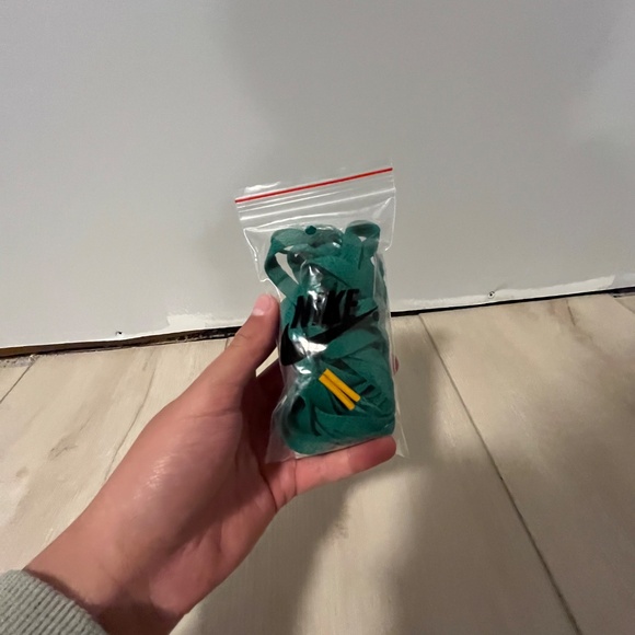 Air Jordan 1 Mid SE - Picture 2 of 5